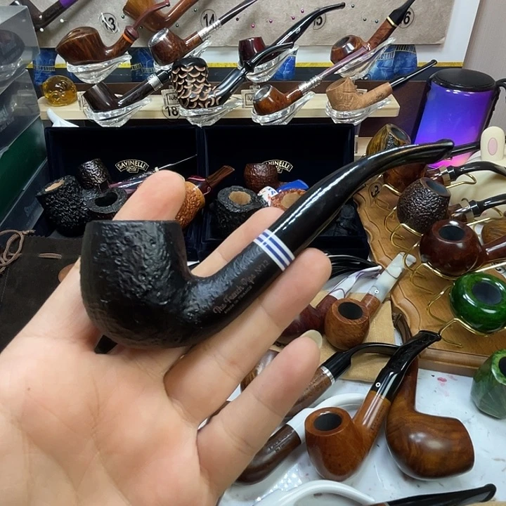 维*烟斗是用一根手指头划