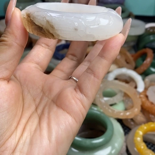 石英质玉未镶嵌雕花手镯