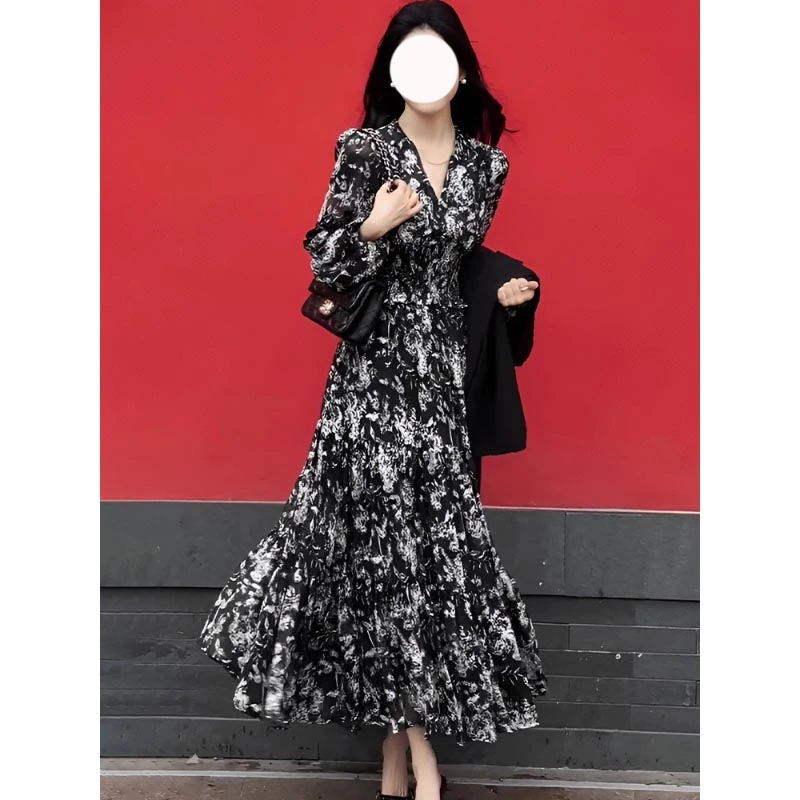 法式茶歇v领碎花长袖连衣裙女2025新款早秋收腰显瘦气质a字小黑裙