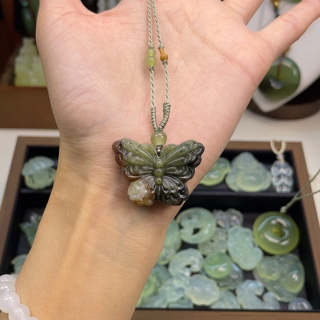 蛇纹石玉未镶嵌颈饰