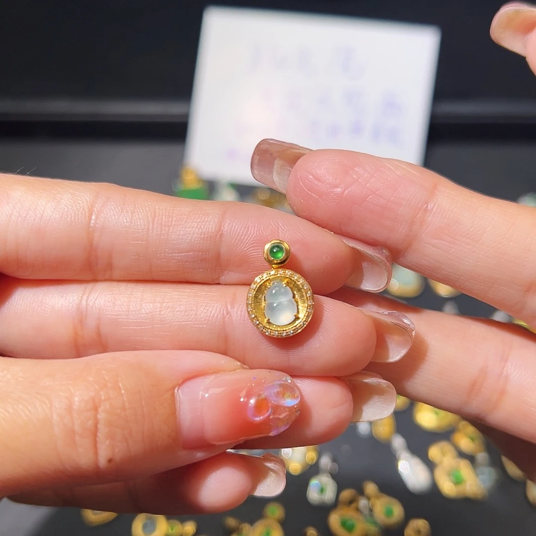 翡翠颈饰18K金镶嵌吊坠