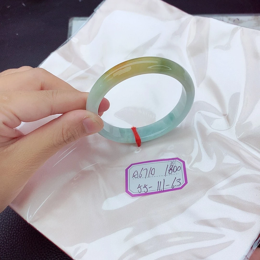 翡翠手镯未镶嵌翡翠