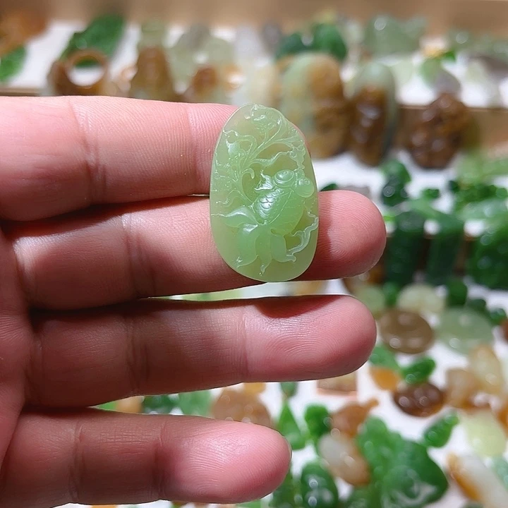 颈饰未镶嵌和田玉（翠青玉）