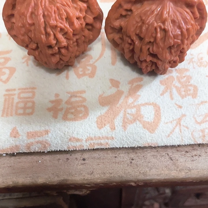 一对大核桃把玩的