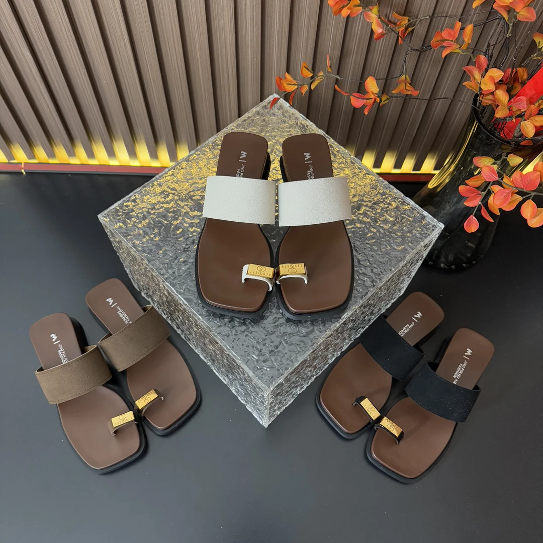 2025夏季小众时尚简约百搭舒适女款外穿透气厚底休闲复古坡跟拖鞋