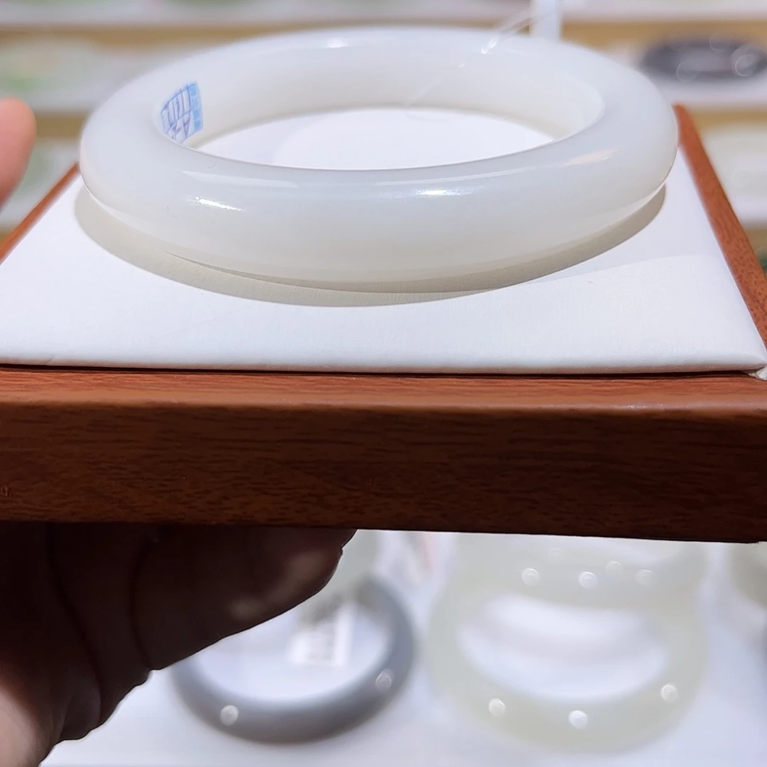 和田玉未镶嵌手镯白