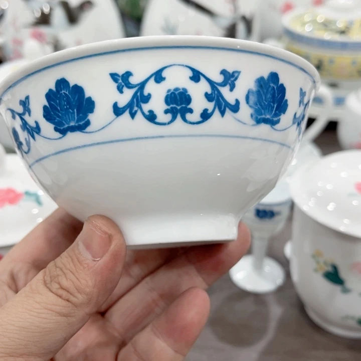 壶健*釉下五彩的瓷器和五个