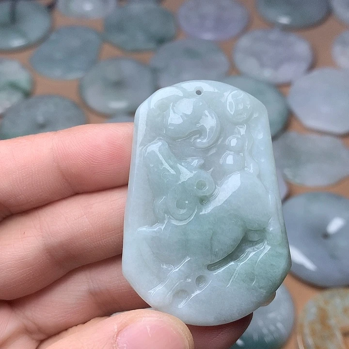 翡翠未镶嵌颈饰牛牌