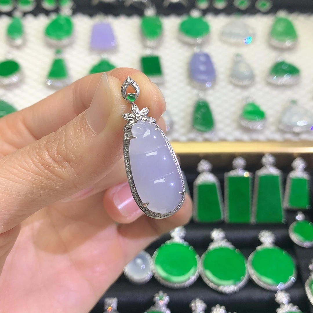 颈饰18K金镶嵌翡翠吊坠