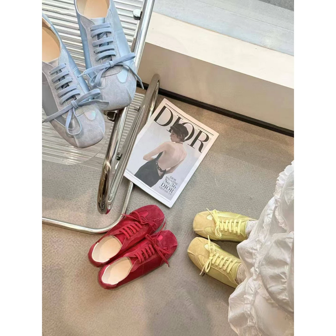 2025新休闲平底鞋女超显白红色系带圆头芭蕾鞋百搭