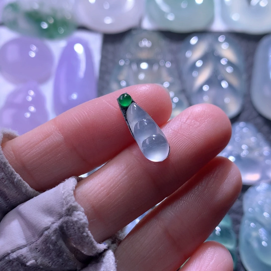 翡翠未镶嵌颈饰豆