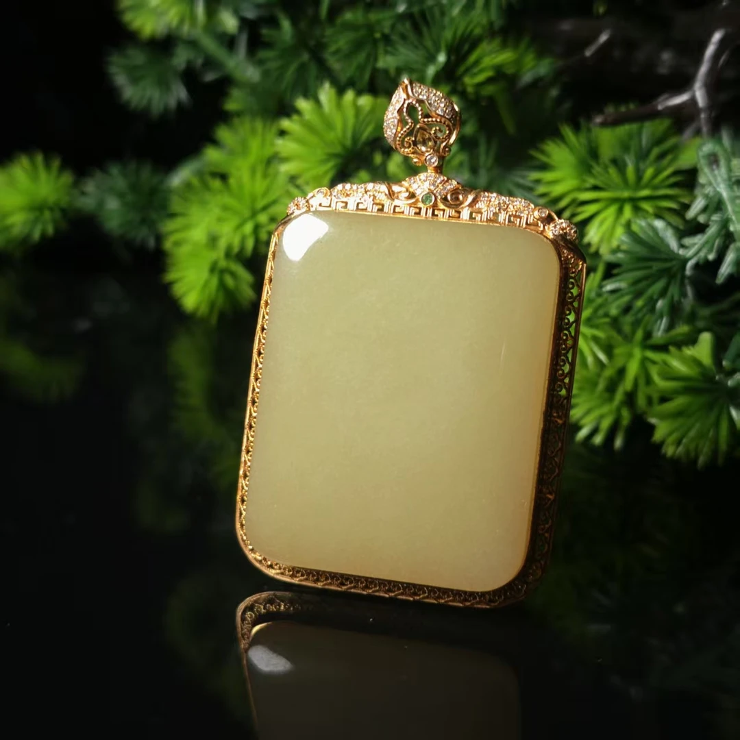 lot6928 18k豪镶无事牌 和田玉黄玉 62.3*39*9.7mm 40g