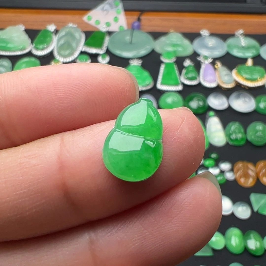 翡翠颈饰未镶嵌葫芦12.4