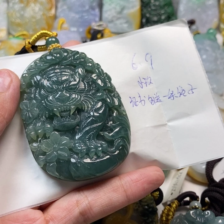 翡翠未镶嵌颈饰粤**英，