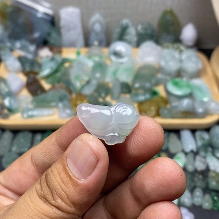 翡翠未镶嵌颈饰鱼