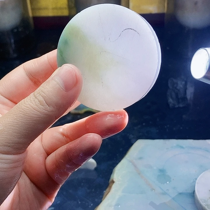 翡翠未镶嵌颈饰毛料