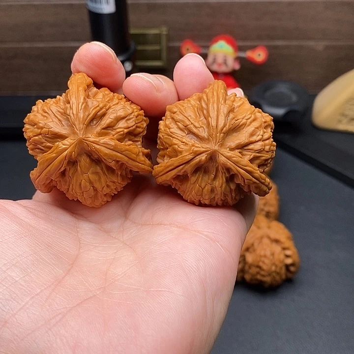 ￣***j文玩核桃把件白奔