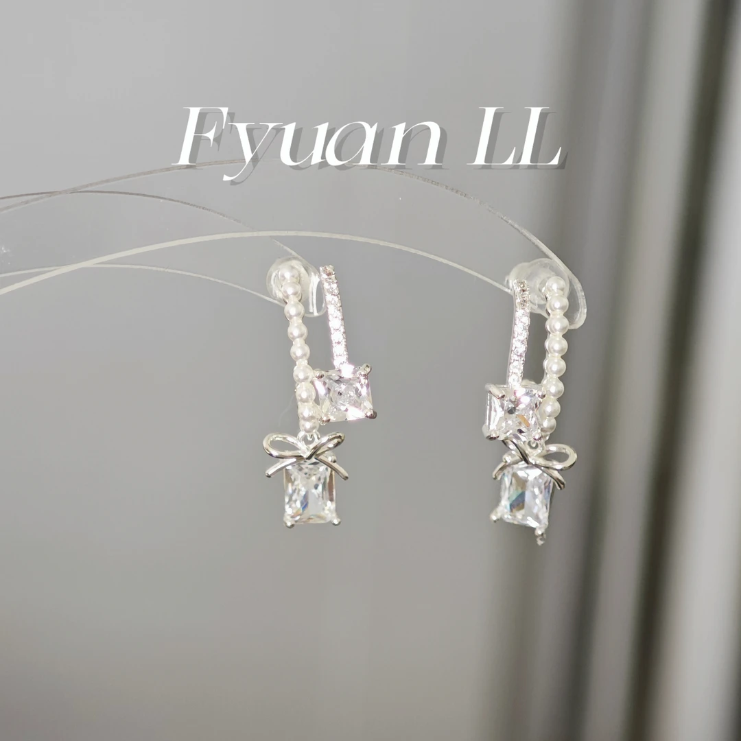 铜合金耳饰 轻奢精致锆石耳环小巧百搭高级冷性风简约气质耳钉