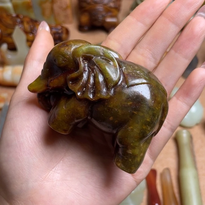 蛇纹石玉未镶嵌颈饰