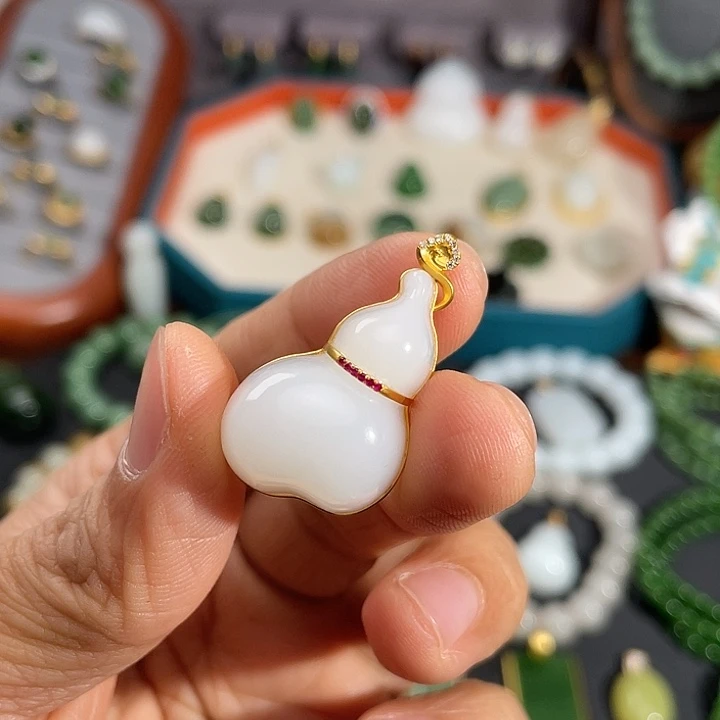 和田玉18K金镶嵌颈饰