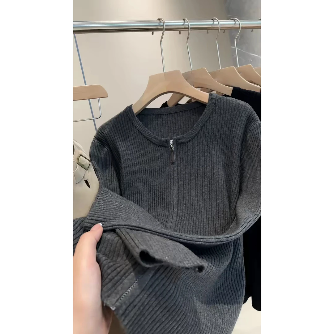 小皮标拉链竖坑条针织开衫秋冬时尚百搭圆领开衫