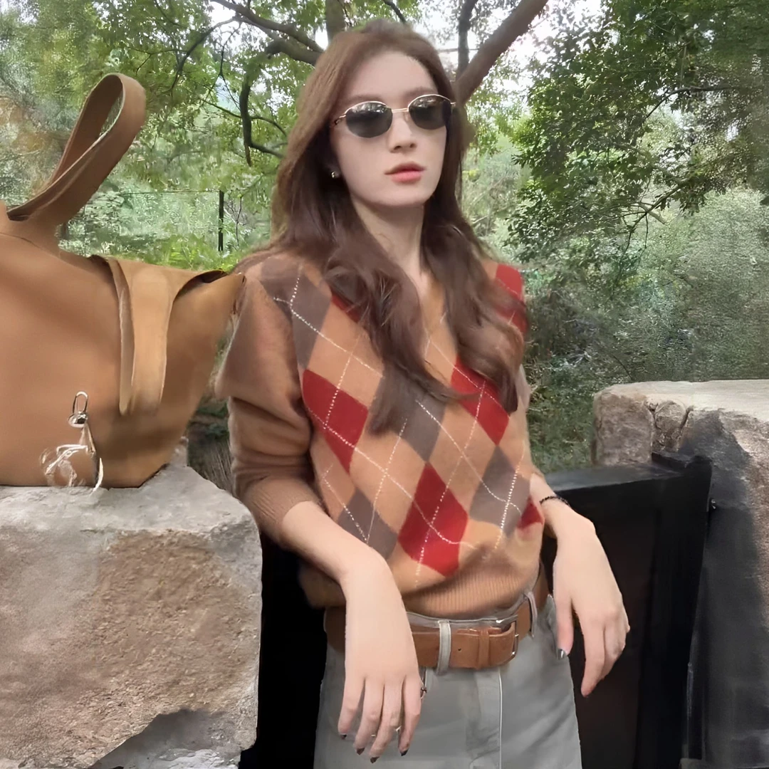 英伦学院风菱格子V领毛衣女针织衫长袖洋气减龄秋冬新款内搭上衣