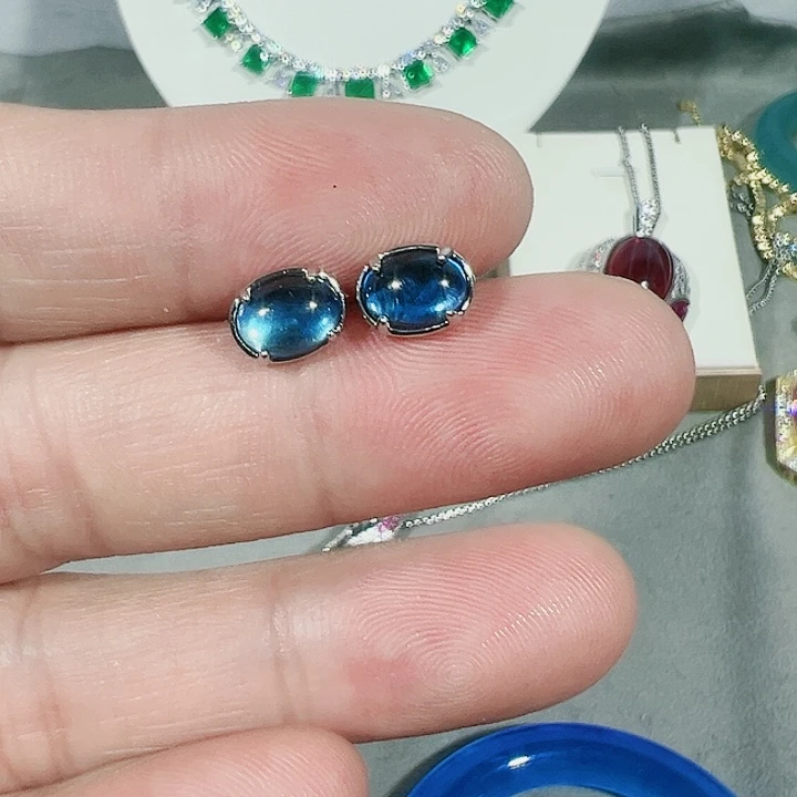 红宝石耳饰未镶嵌章****?