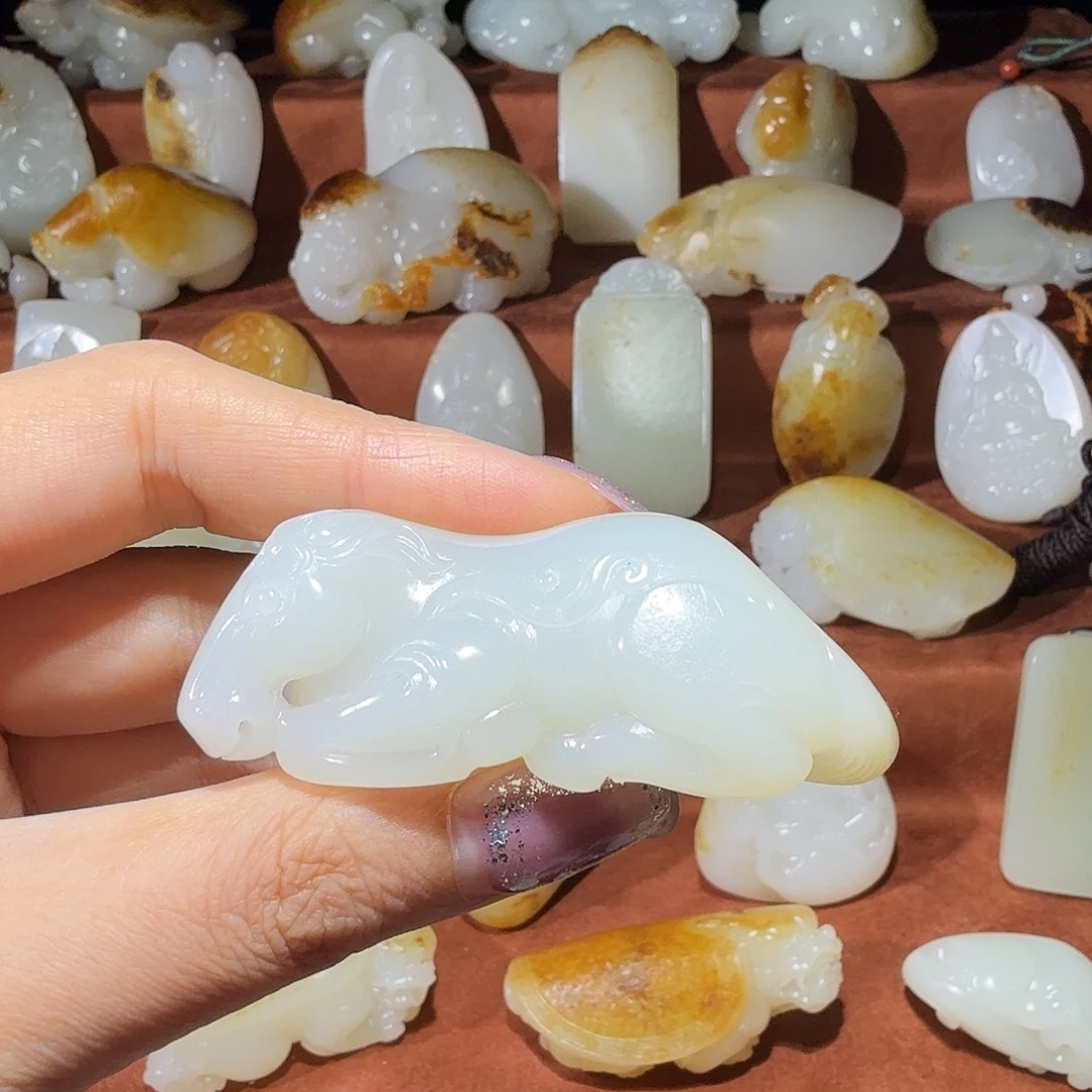 喜***神和田玉未镶嵌颈饰