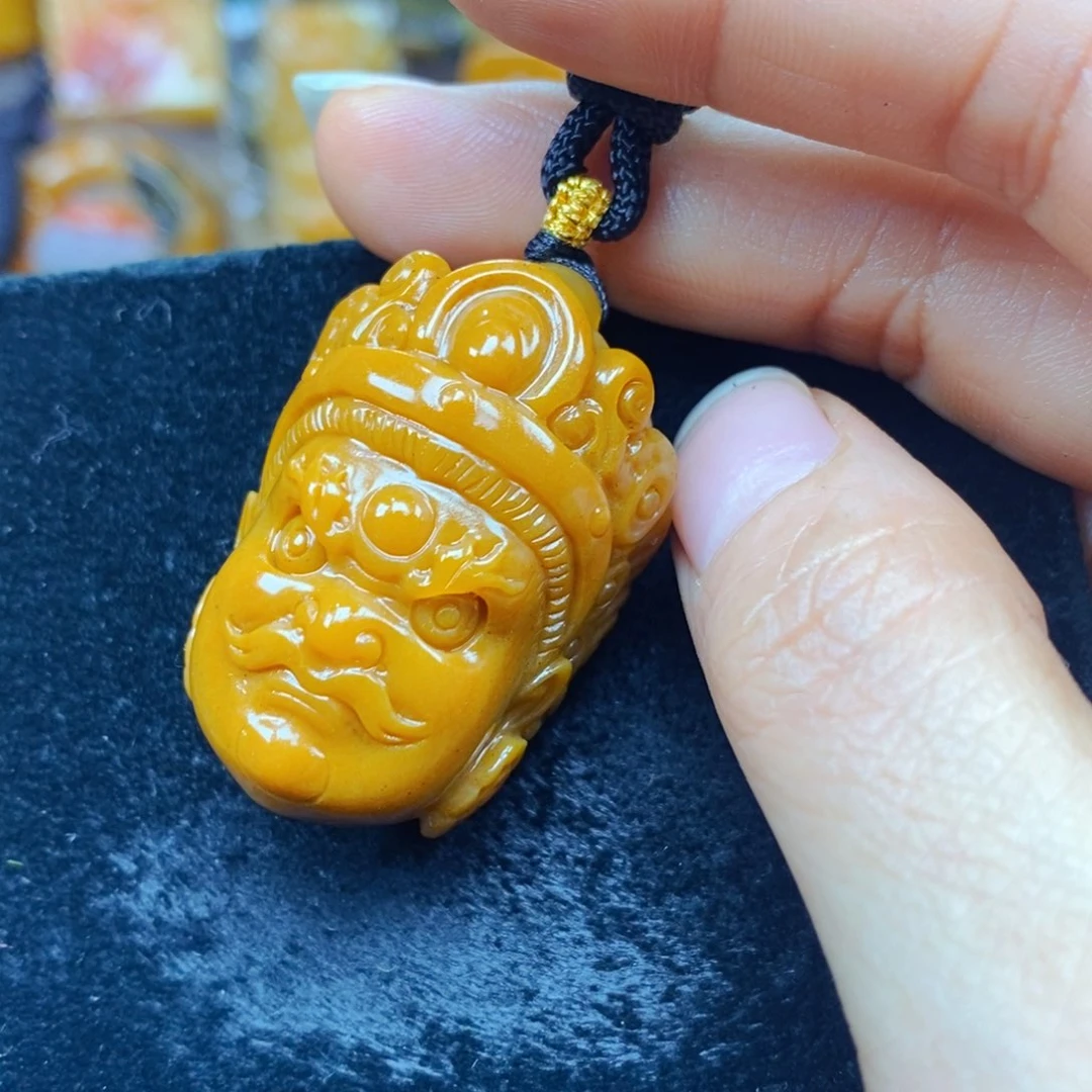未镶嵌石英质玉（黄龙玉）颈饰