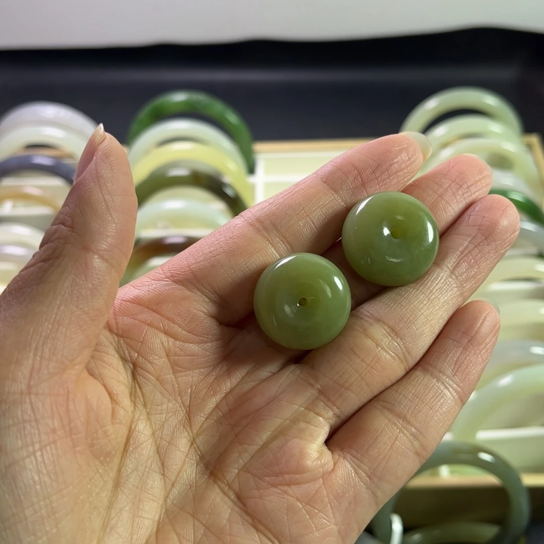 威***石和田玉未镶嵌吊坠(赠链)