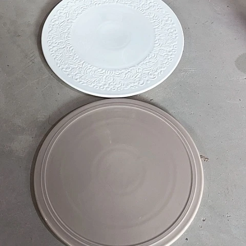 微瑕，不能明火，口径29厘米豆蔻，浮雕各一个