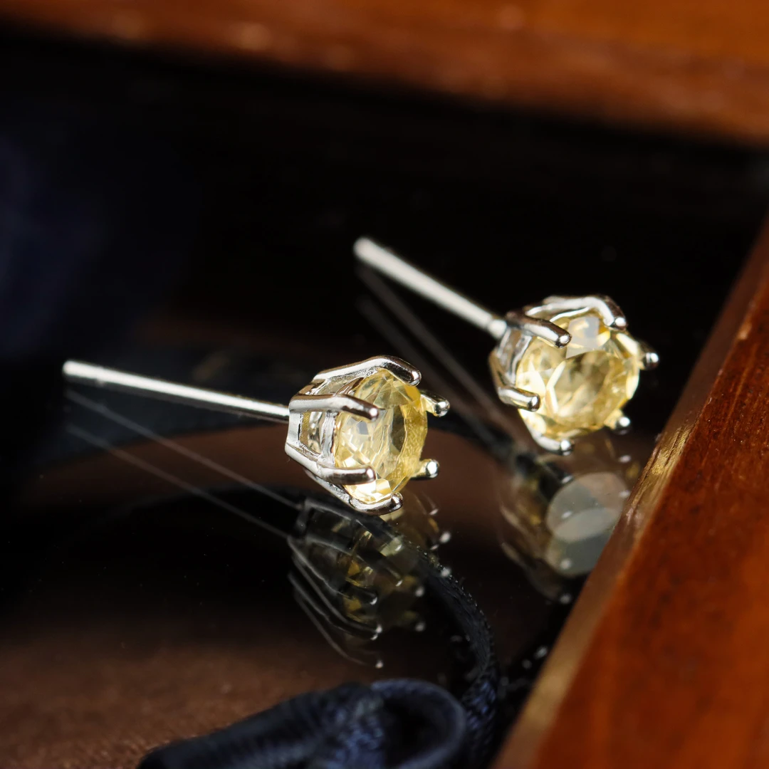 S925银素银镶嵌黄水晶爪镶圆面时尚精致百搭女款耳钉