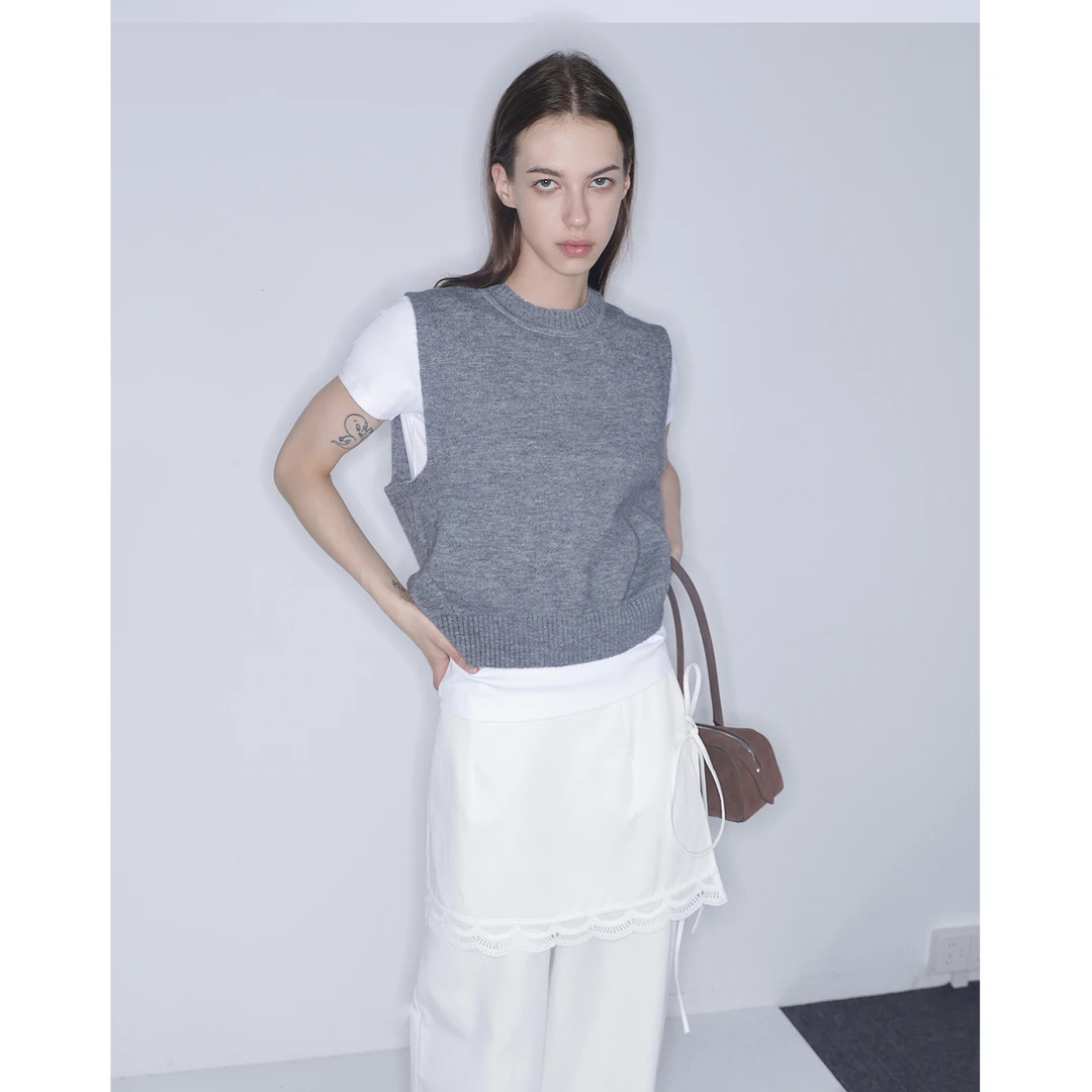 JDE「简约高级感」灰色圆领针织马甲后开叉设计感小众背心上衣女