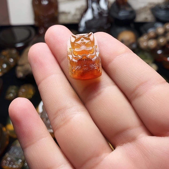 琥珀未镶嵌颈饰::