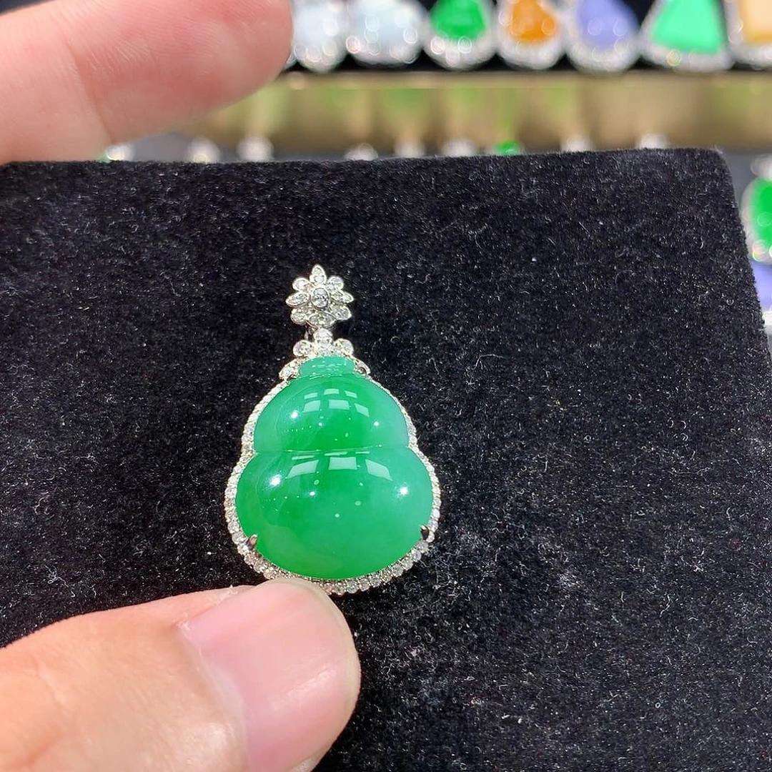 翡翠18K金镶嵌颈饰