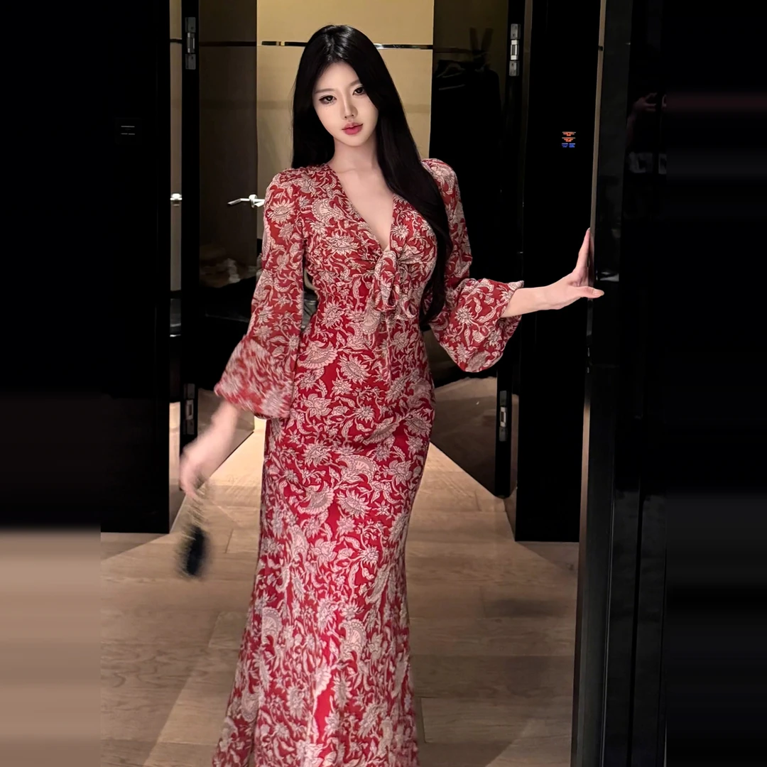 茶歇法式红色v领碎花连衣裙子女春秋新款海边度假巨好看掐腰长裙