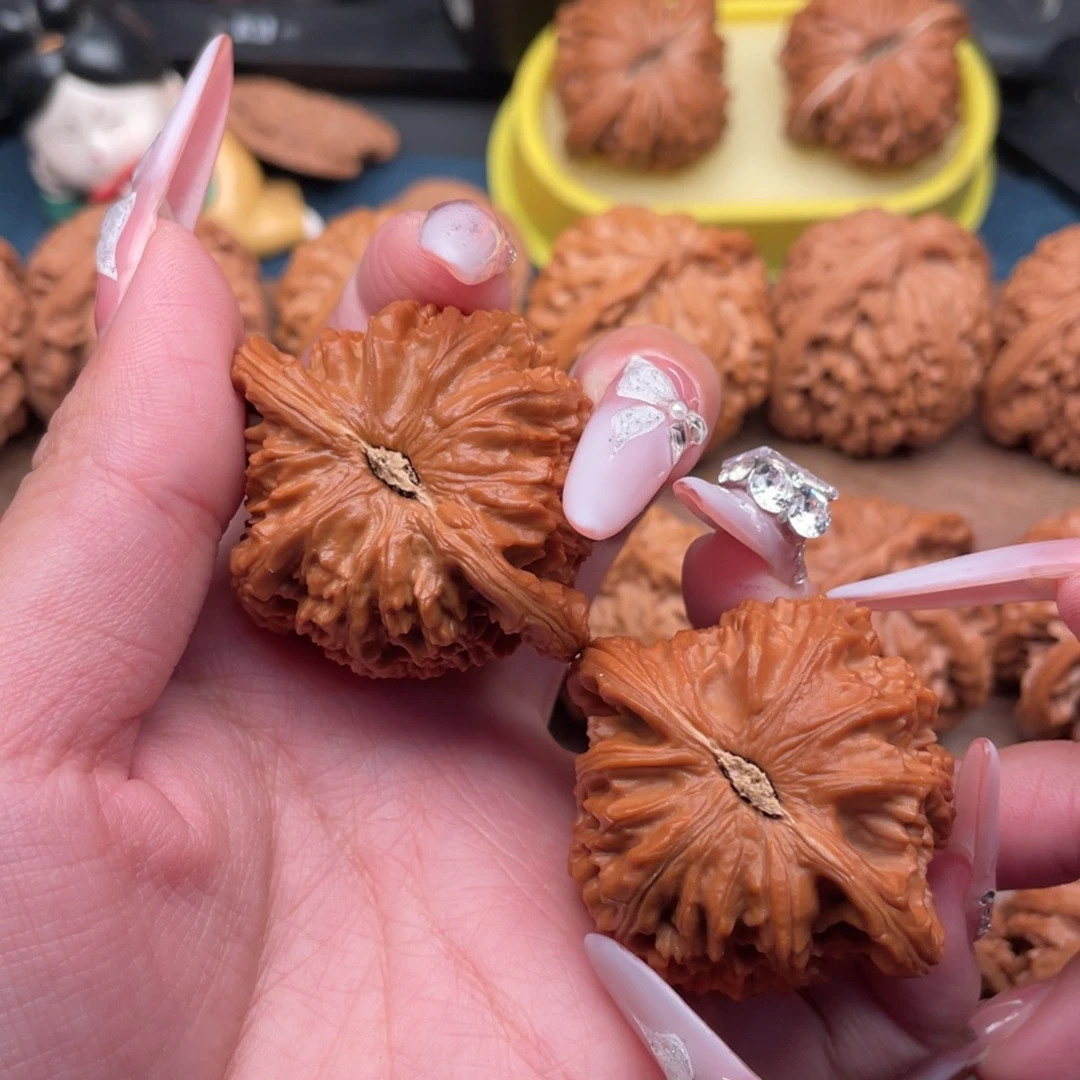 琦***敌文玩核桃把件精配三角白44