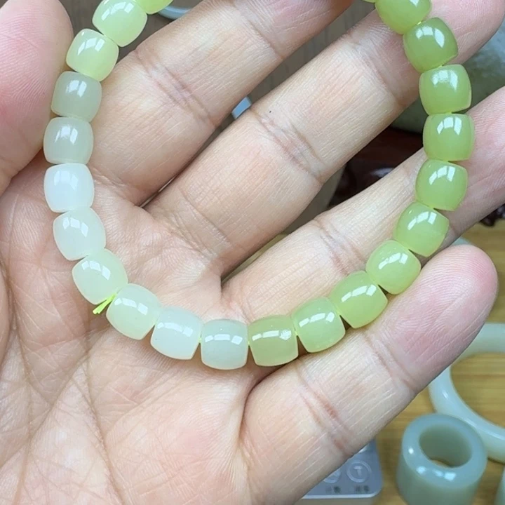 自***宙和田玉未镶嵌手串