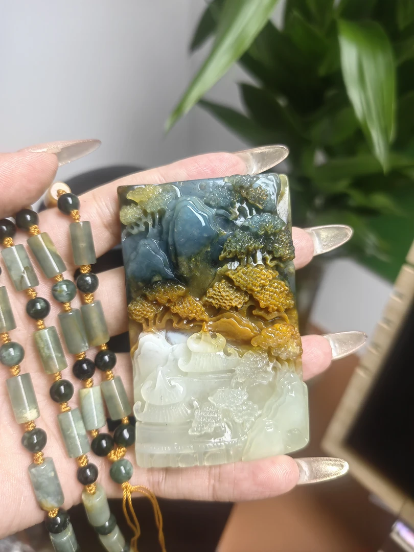 精品岫玉俏色山水牌吊坠