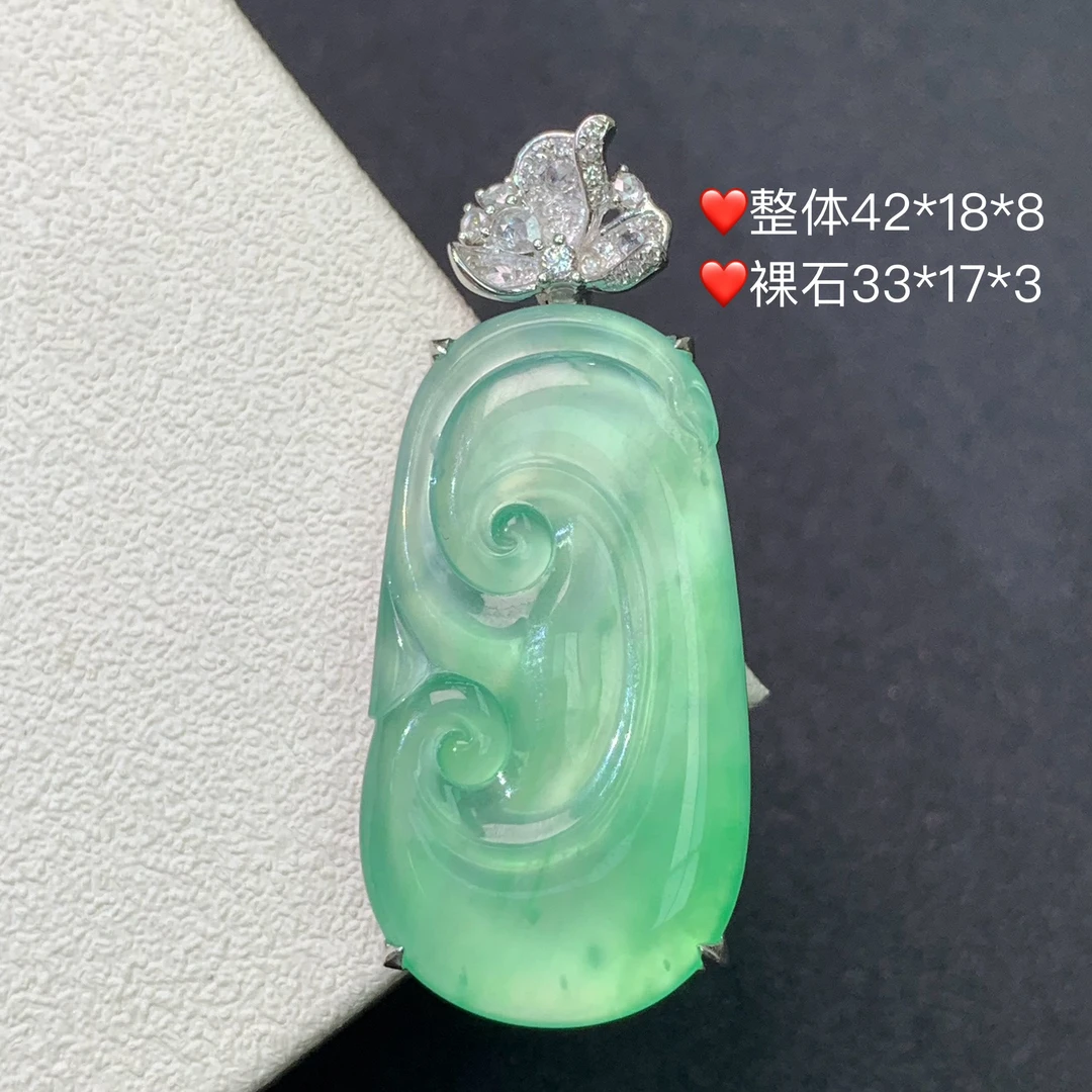 新品推荐·18K金玻璃冰种冰晴绿雪花棉如意缅A翡翠玉石吊坠气质