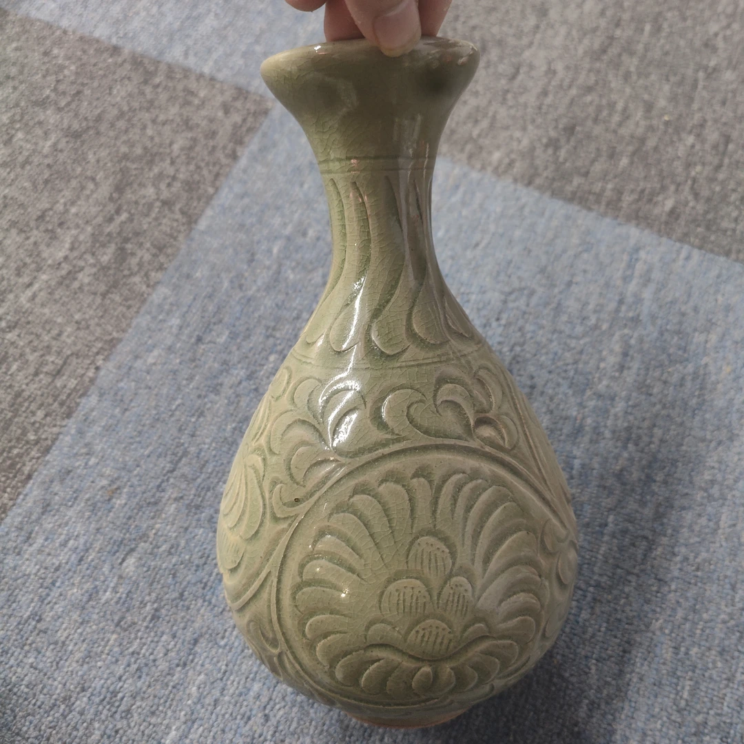 古陶瓷龙泉青瓷雕刻缠枝莲玉壶春瓶