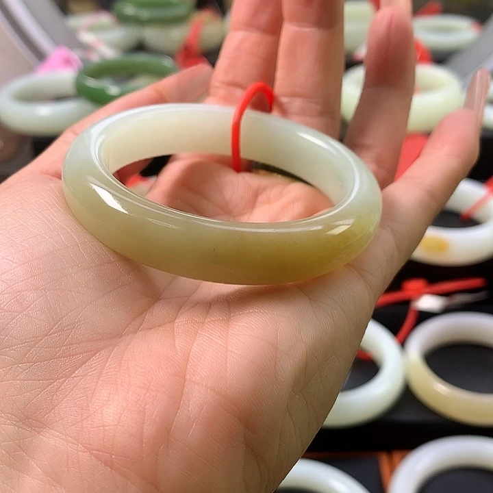 和田玉未镶嵌手镯