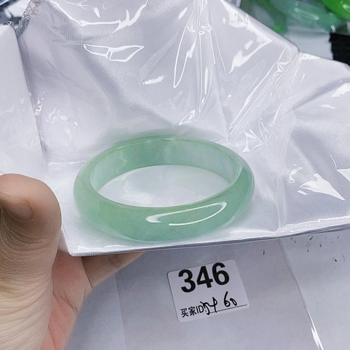 翡翠未镶嵌手镯一图一物实物为准（微瑕处理）