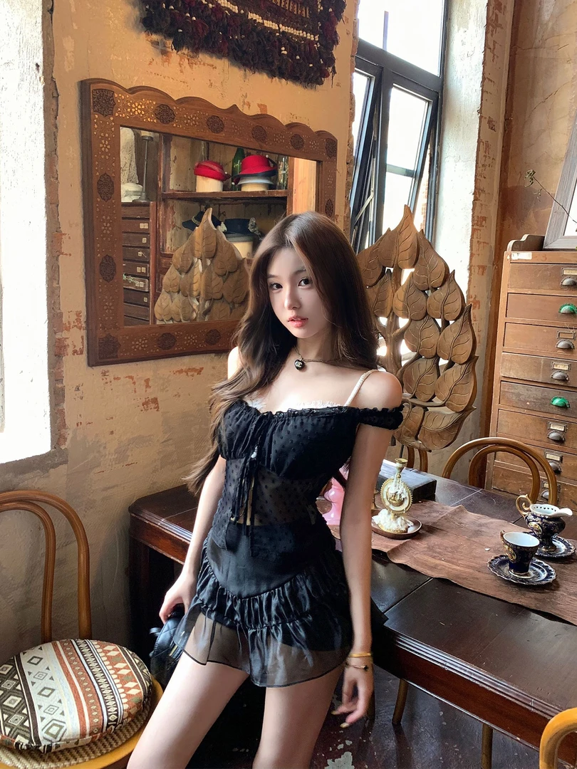 【黑巧摩卡】设计感辣妹V领系绳碎花&黑色开衫上衣女+高腰A字半身裙