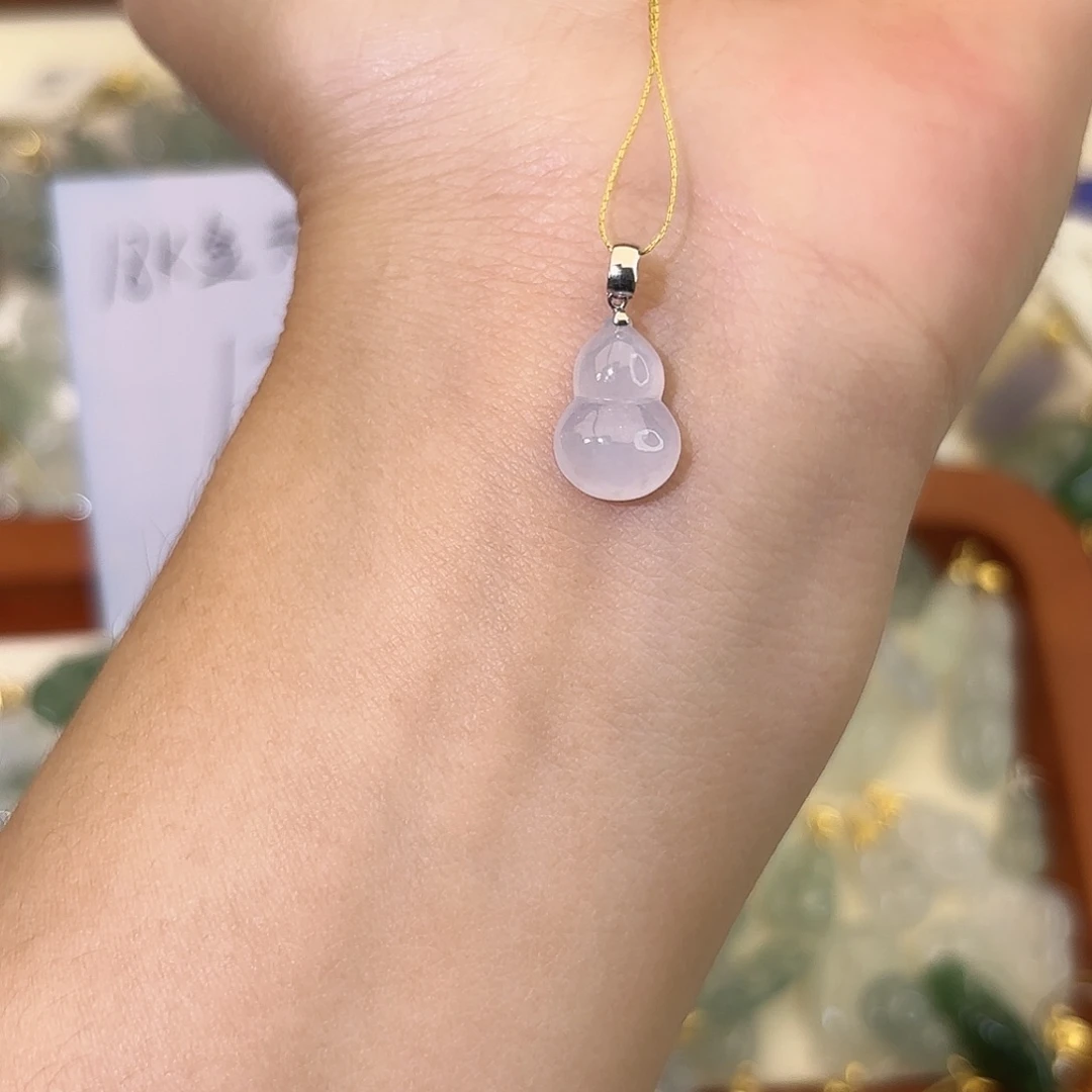 翡翠18K金镶嵌颈饰葫芦