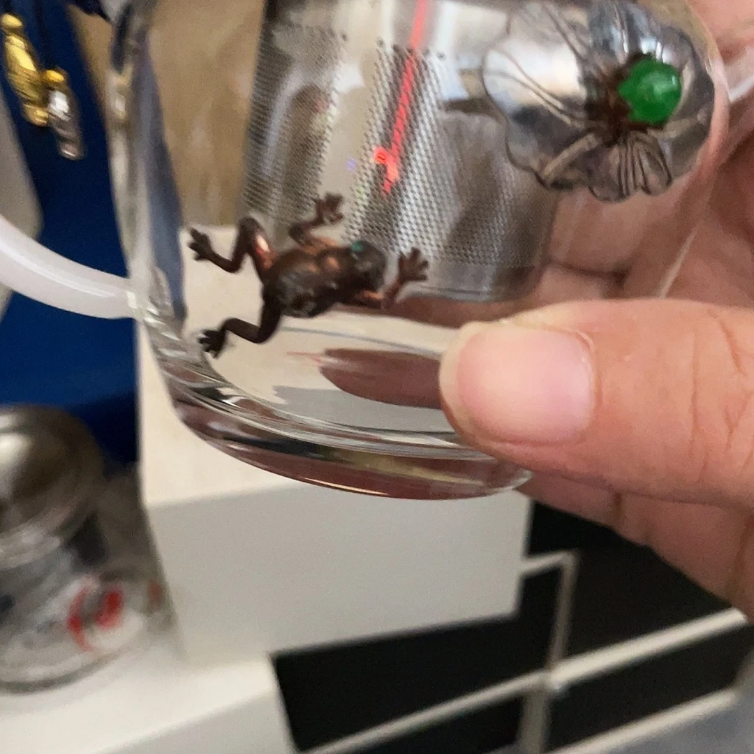 搪瓷杯子里还有很多东西