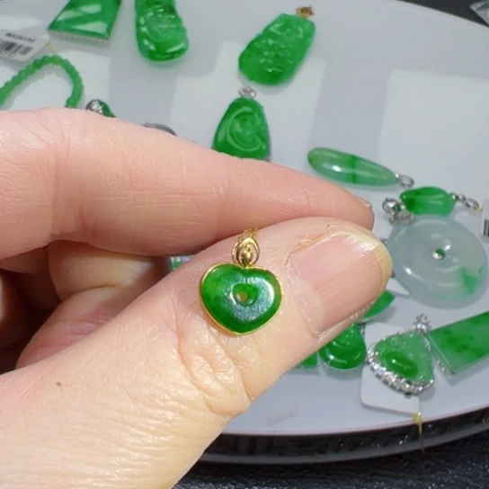 颈饰18K金镶嵌翡翠