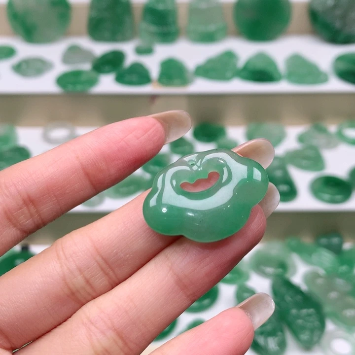 颈饰未镶嵌石英质玉