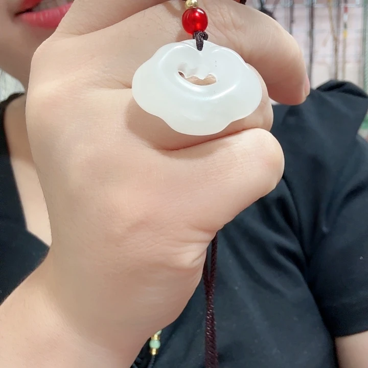 石英质玉未镶嵌颈饰白色玉锁