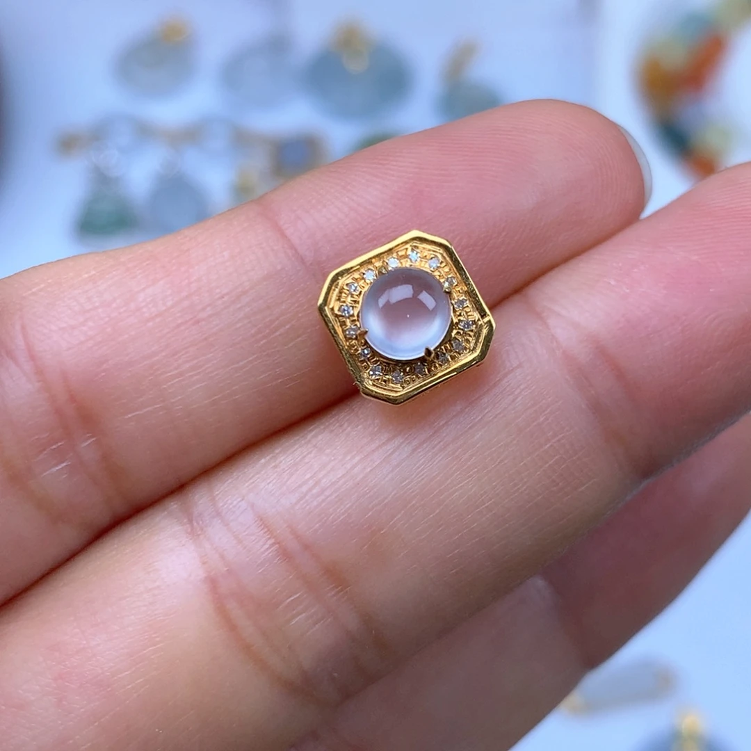 翡翠18K金镶嵌颈饰蛋面